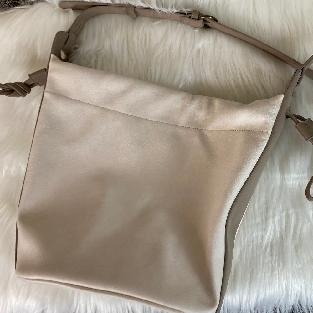 Universal Thread white and taupe bucket bag